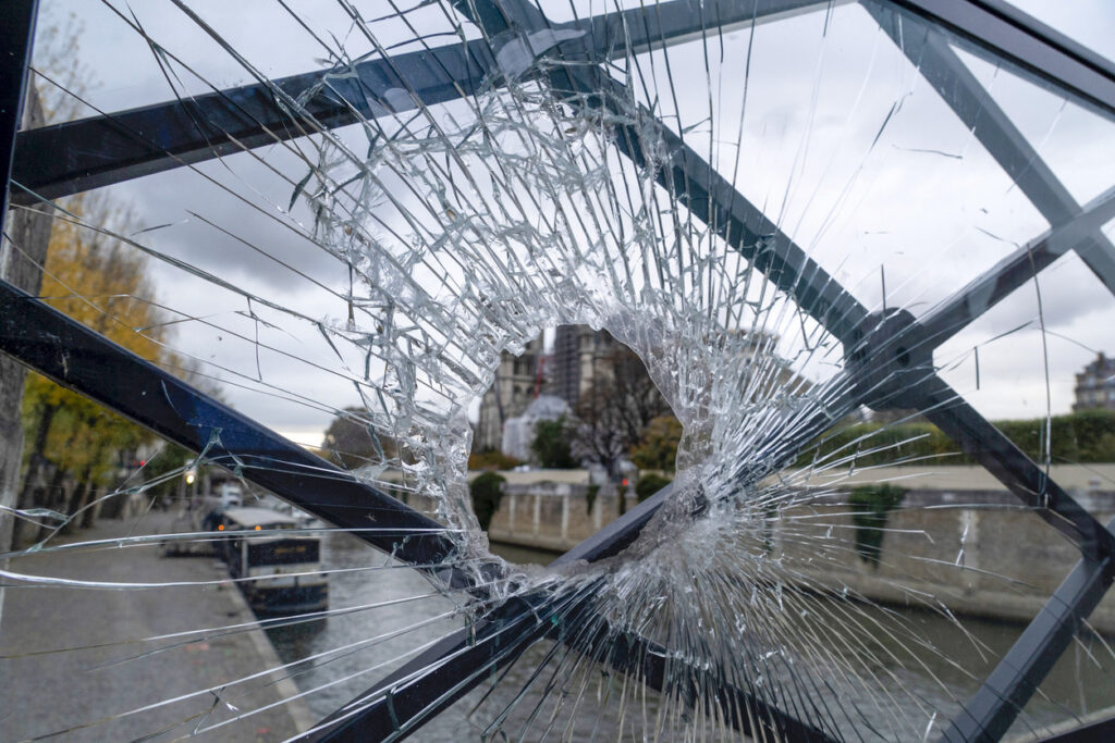 remplacement vitrine cassée