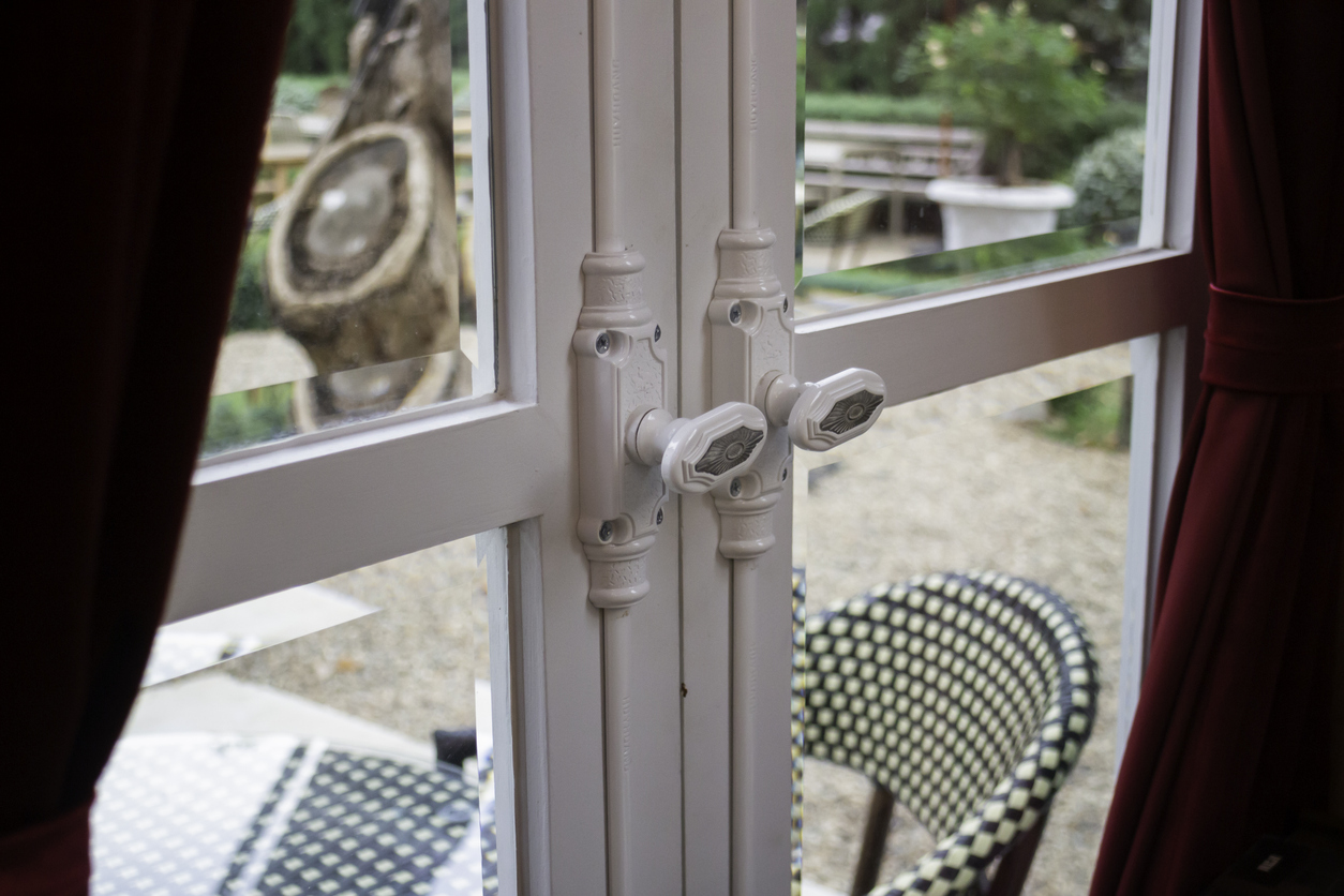 dépannage fenêtre val d'oise Maintenance des mécanismes : crémones, gonds et poignées