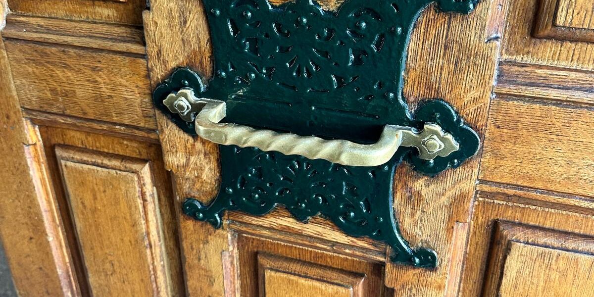 Porte cochère en bois remise à neuf à Paris