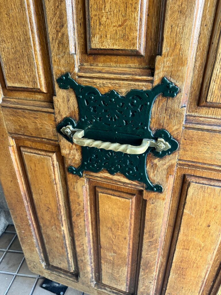 Porte cochère en bois remise à neuf à Paris