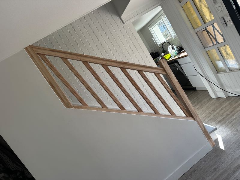 Rambarde d'escalier en chêne foncé sur mesure à Taverny 95