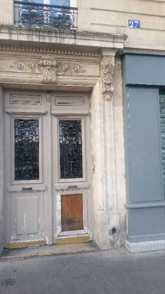 Reprise de menuiserie et vitrage neuf sur porte d'entrée d'immeuble